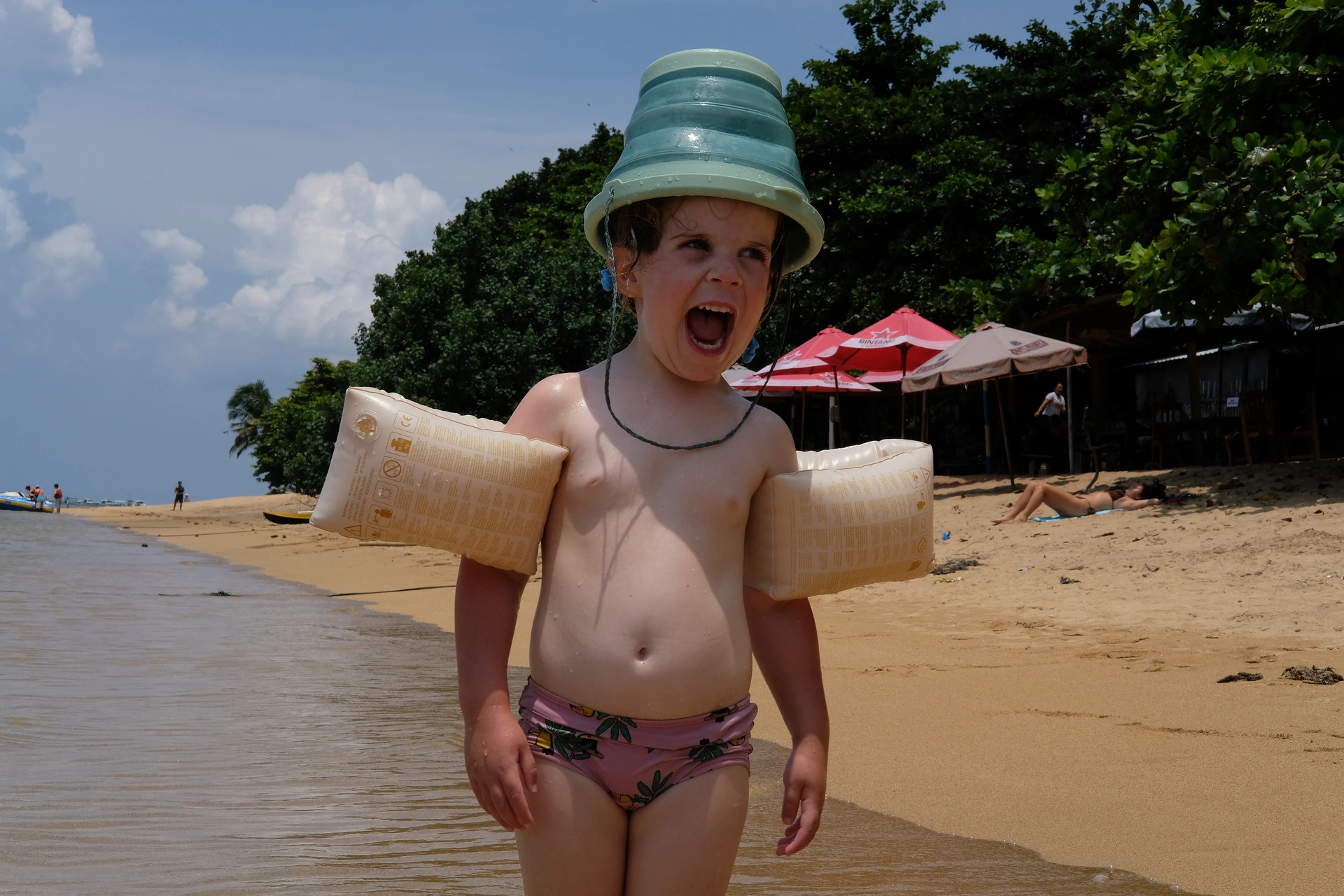 Olina tullar med ei bøtte på hovudet