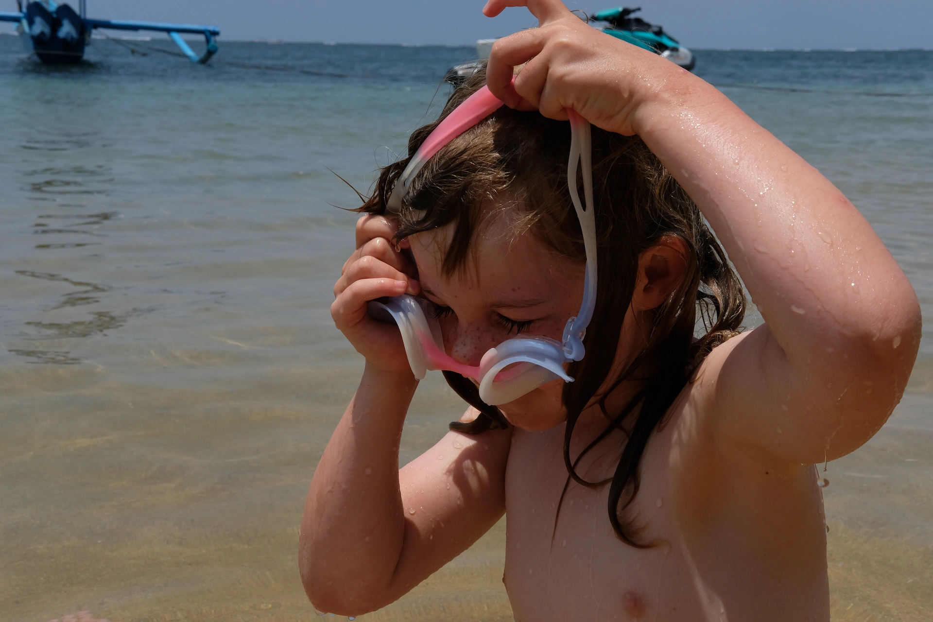 Mille tek på seg svømmebriller